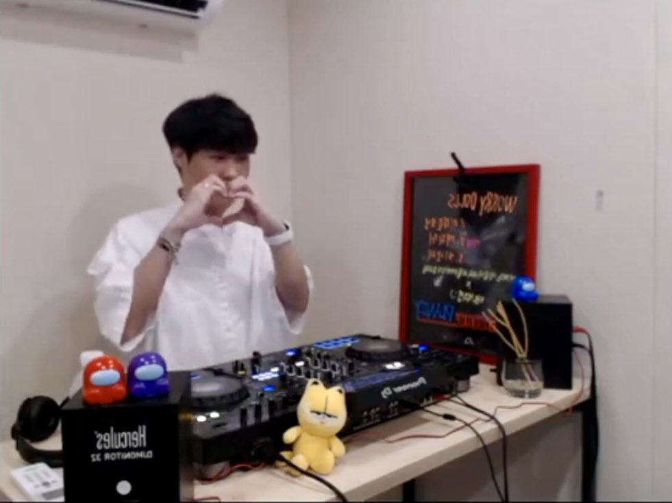 turtleshu's tweet photo. 230819 石周燁DJ台

開心的4種表現

拍拍手 👏🏻
雙手心形 🫶🏻
手指愛心 🫰🏻
7777777

大家喜歡DJ台是不是因為可以看到完整的他
白襯衫真的好好看喔ㅠㅠ
我直接原地陣亡

#PLANZY #석주엽 https://t.co/KIwCNVRbAM