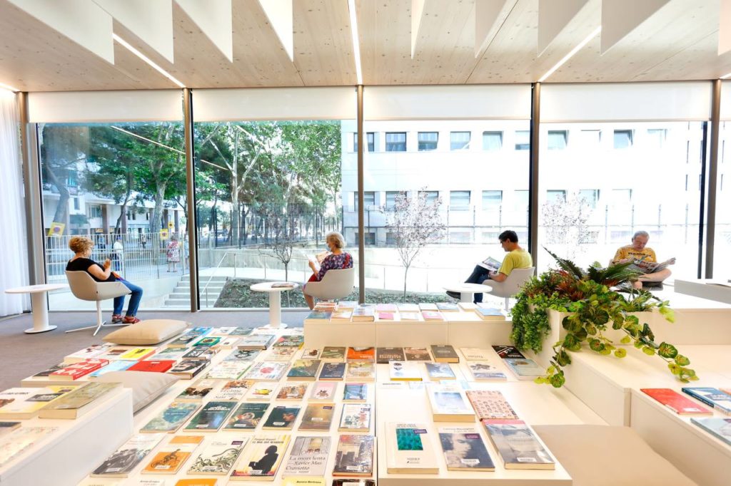 Bcn_SantMarti's tweet photo. 🆕📚 La biblioteca central del districte de #SantMartí, la @bgarciamarquez, és la millor biblioteca pública del món! 😍

🏅Ha guanyat el Premi internacional de Millor Biblioteca Pública del 2023 que lliura la @IFLA.

Felicitats pel reconeixement!🎉👏

ℹ https://t.co/rDkwFz6eIO https://t.co/cjkySVKNyx