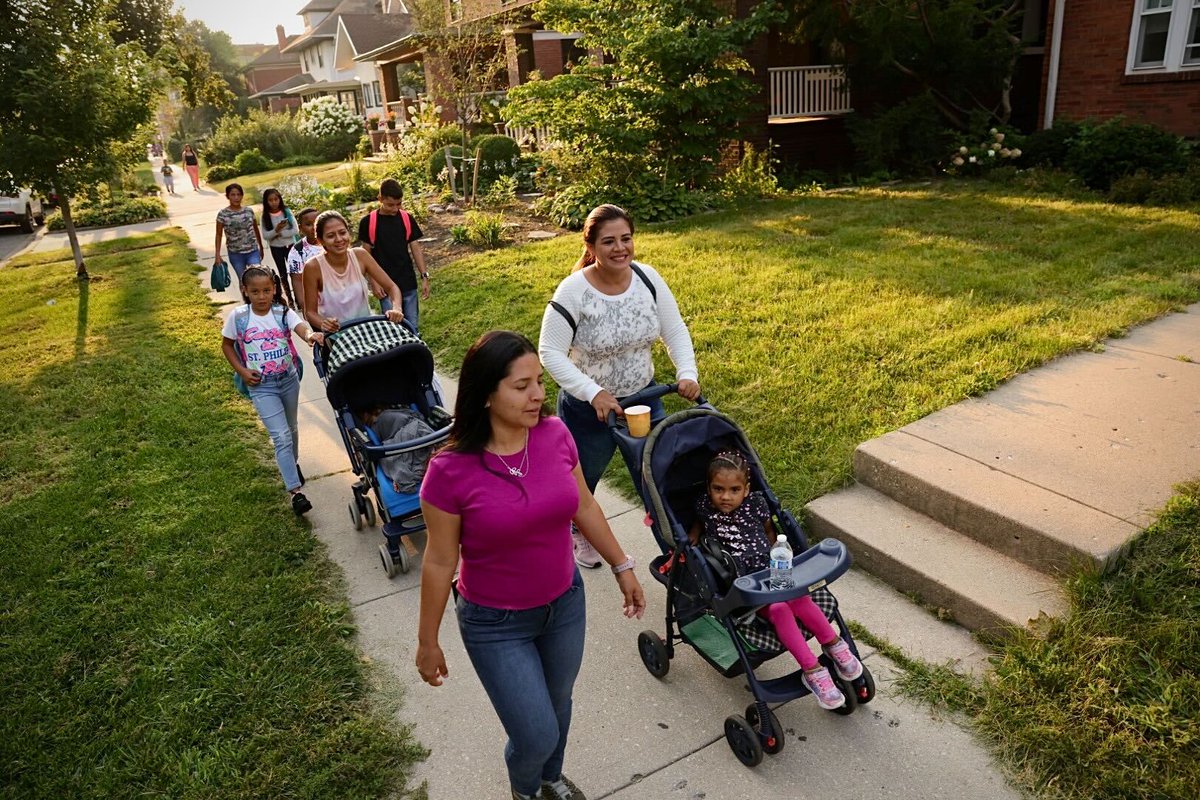 WBEZeducation's tweet image. Dozens of migrant families left their Rogers Park shelter this morning and walked their kids to Jordan Elementary for the first day of @ChiPubSchools. Many parents said they felt relieved to have their kids in school. @DenverManuel