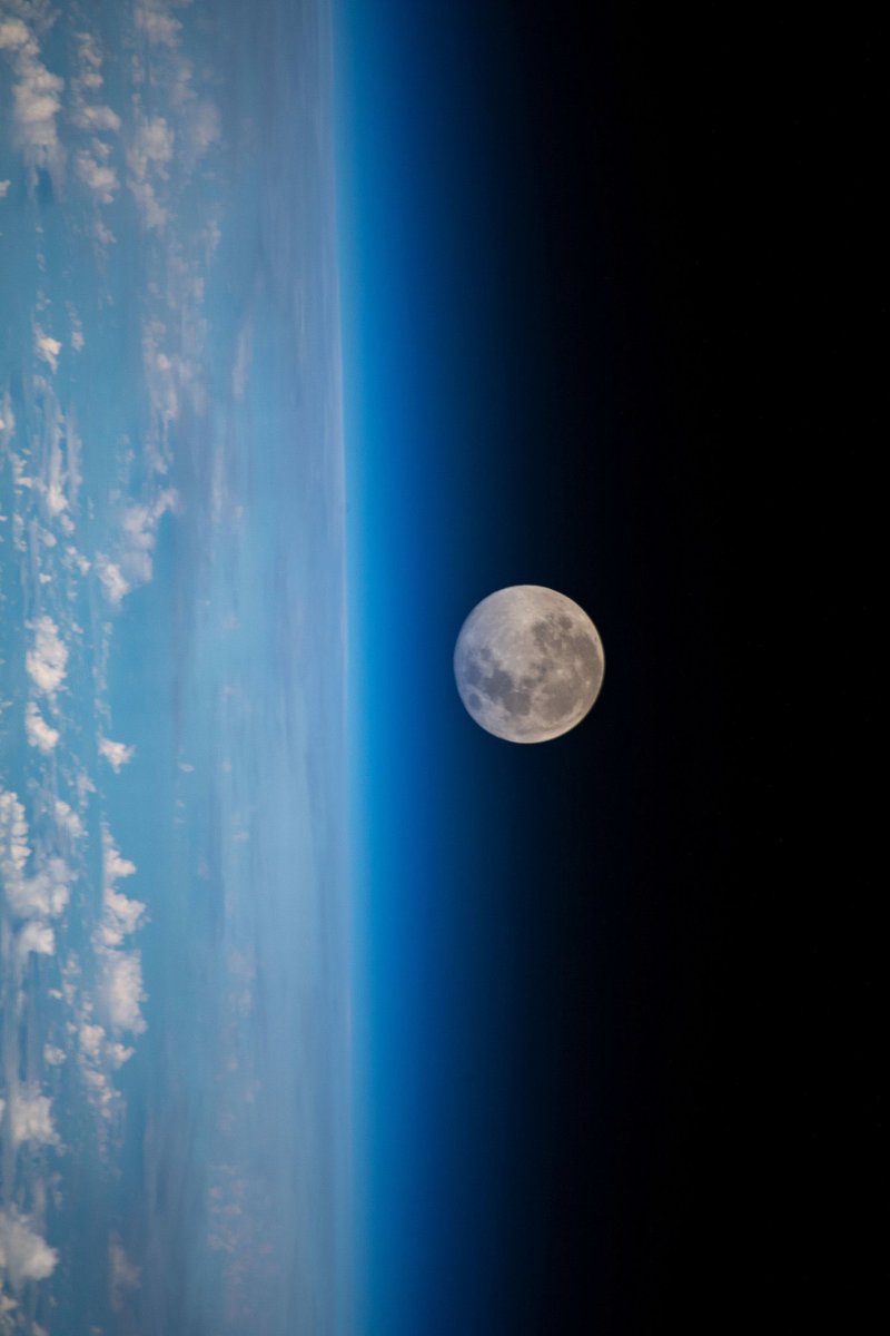 gradientechna's tweet photo. View of the Moon from the International Space Station. https://t.co/nshYGJqg0L