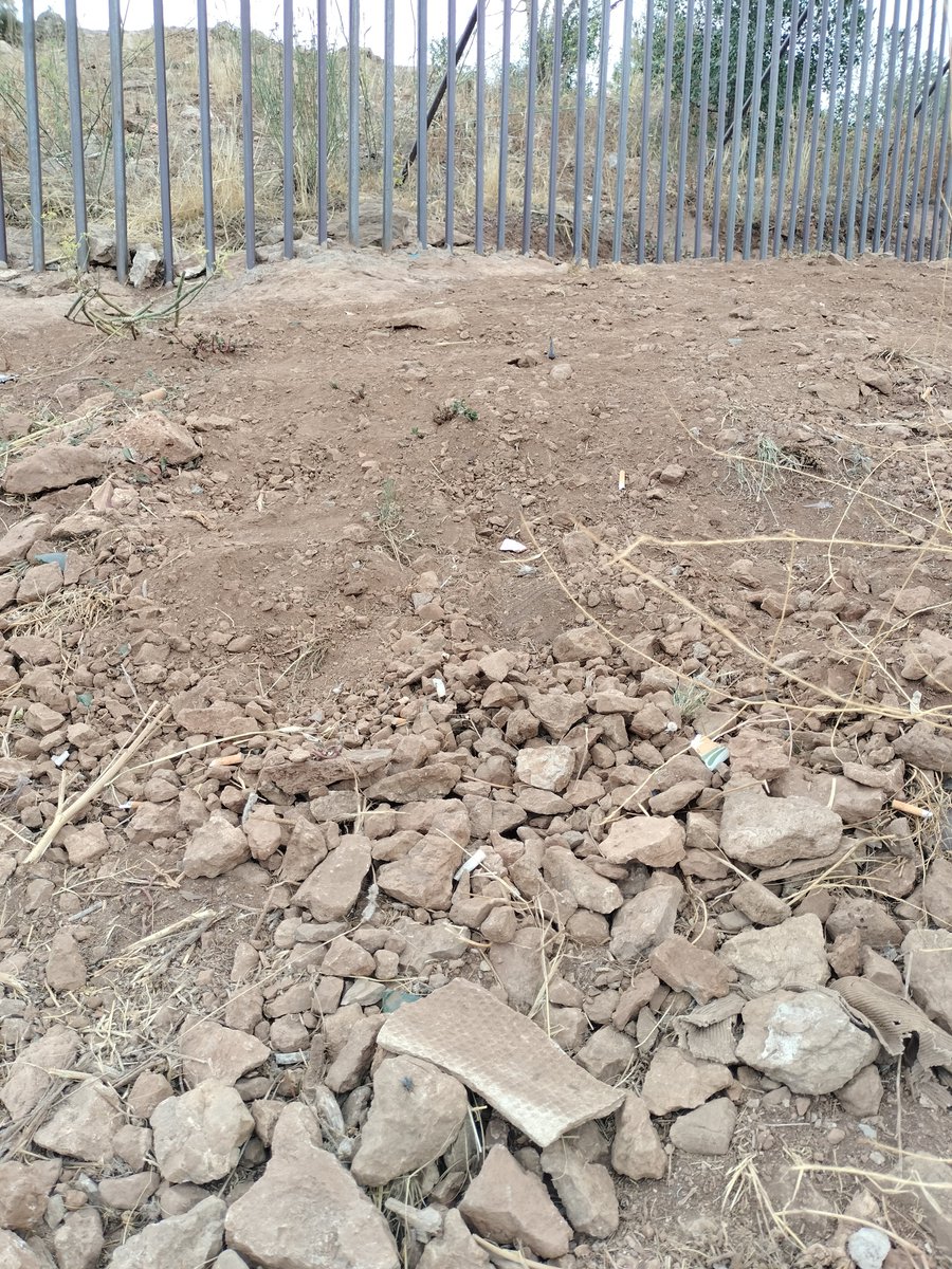 ConsellVeinalTR's tweet photo. Denunciem que les obres del vallat de les Bateries han deixat al descobert gran quantitat d'amiant, i que la massificació turística i botellots l'estan dispersant per tota la zona, amb grans riscos per a la salut de visitants i residents. https://t.co/yeof7yfTzi