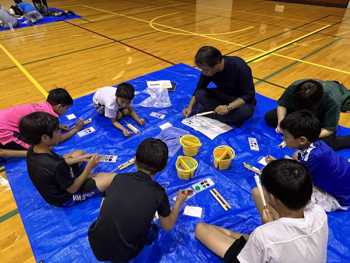katallerschool's tweet photo. 《株式会社 #TOYAMATO presents》
#カターレ富山 サマーキャンプ2023
【1日目】
BBQの後に伝統体験の絵ロウソク作りをしました。
チームごとにテーマに沿った絵にロウソクに描き、自分だけのロウソクを作りました!🕯
初めての企画でしたが、みんなのめり込んで楽しそうにしていました。
#松住商店 https://t.co/4Rd39IkTU2