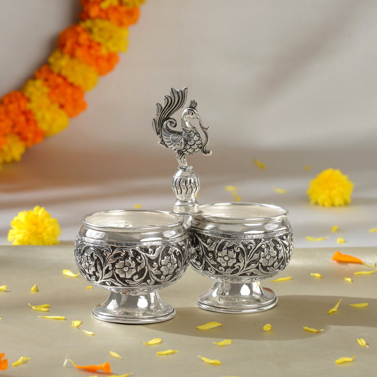 KrishnaSilver36's tweet image. ►WhatsApp Us:wa.link/bxtv
►Call/Video Call+918499011111 
A traditional puja, be it a wedding ceremony or birthday celebration, is incomplete without a Haldi bowl.
 ►Explore our Latest Collection instagram.com/krishna.house.…
#KrishnaSilver36 #silverkumkumhaldibowl #silver