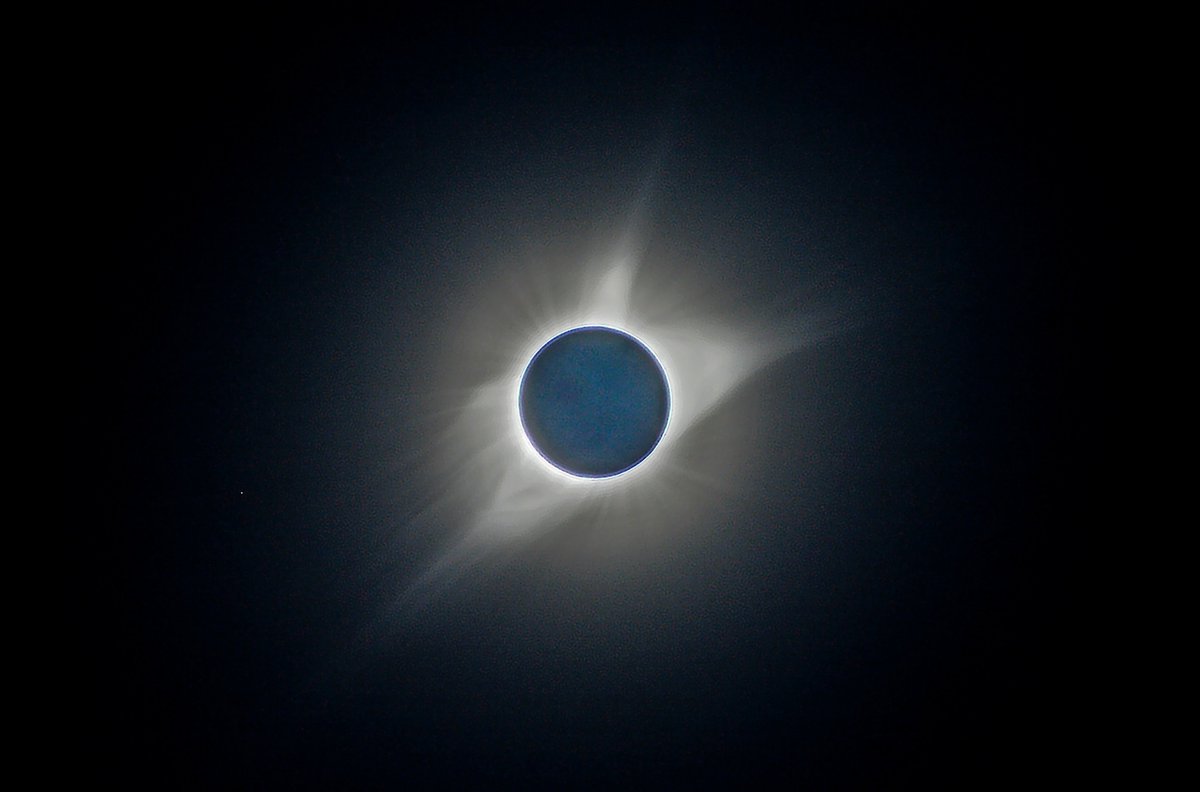 Spicey_Spiney's tweet photo. It's 21st August, so it's "let's share our photos of the #2017Eclipse again"! This is the #Corona during #totality #Canon1100D 300mm zoom lens, hand-held. This is a blend of 3 different exposures taken from #GlendoStatePark #Wyoming #SolarEclipse #TotalSolarEclipse https://t.co/y5GaVcMYpp