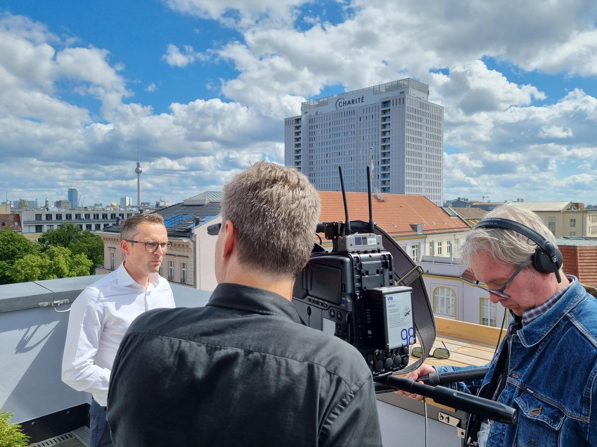 BREKOverband's tweet photo. „Flächendeckender #Glasfaserausbau für alle bis 2030 – da sind wir auf einem sehr guten Weg“, sagt BREKO-Hauptstadtbüroleiter Sven Knapp bei @ZDFheute. Die #Kommunen müssten aber die #Digitalisierung der Genehmigungsverfahren beschleunigen.
👉📺 https://t.co/OuNr9UqzSE https://t.co/ZwNRKtRume