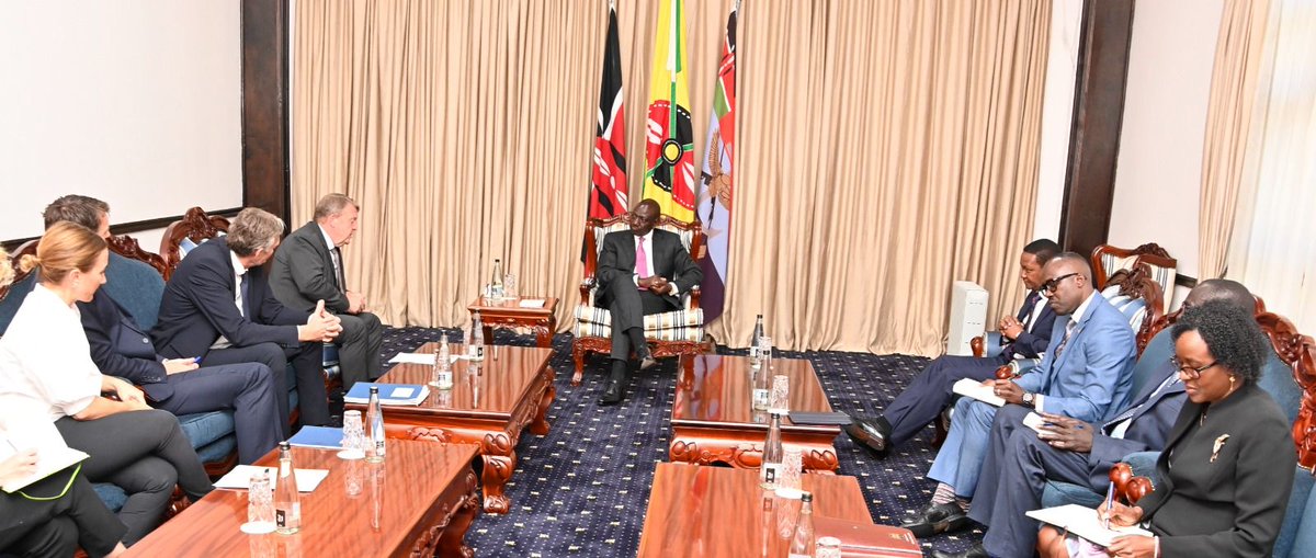 ForeignOfficeKE's tweet photo. Today @StateHouseKenya during a meeting between H.E President @DrWilliamsRuto &amp; Denmark Foreign Affairs Minister Hon. @larsloekke.
Discussions centered on issues of bilateral interests &amp; matters of regional significance on Peace &amp; Security, Trade, Investment &amp; Renewable energy. https://t.co/zvHX62cjQu