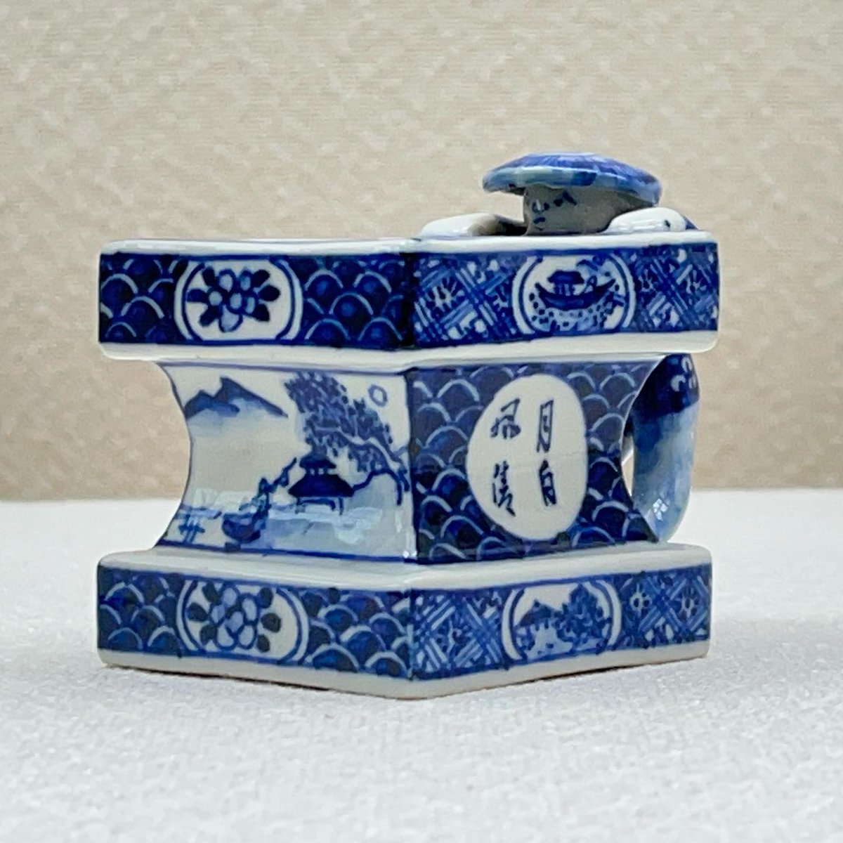 LaurenceDasherZ's tweet photo. 【染付体験】
瀬戸市美術館で染付の作品に触れ、美しい作品2つに眼をとめます。加藤民吉の祥瑞一閑人蓋置と、加藤庄右衛門の染付舟形筆洗。垂涎です。
#瀬戸市美術館 #染付 #加藤民吉  #加藤庄右衛門
 #茶の湯 #茶道 #裏千家 #点前座コーデ #お茶のある暮らし #お茶のある生活 https://t.co/PTnsGbdOee