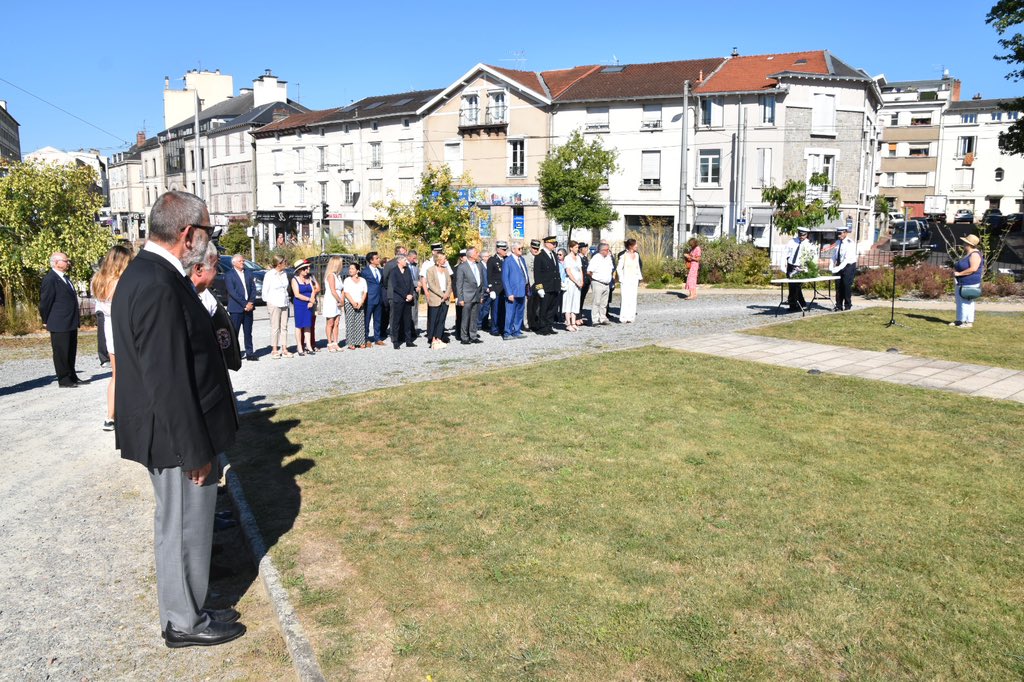 Prefet87's tweet photo. À l'occasion de sa prise de fonction, François Pesneau, préfet de la #HauteVienne, a déposé des gerbes devant les monuments aux morts de la place Jourdan et de la place des Carmes à #Limoges. https://t.co/ykKCKypRy8