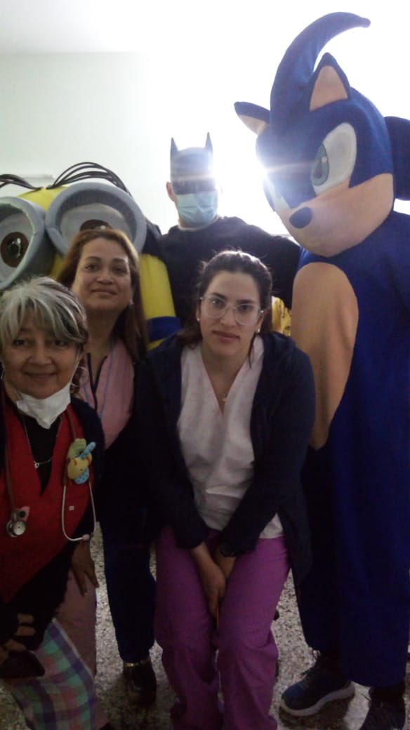 crisdecima's tweet image. Gracias por recibirnos en el día de ayer en este mes de la infancia en el hospital de mar de ajo. Fuimos con unos amigos sónic minions y Batman junto a David Dominelli a dejar juguetes  pero a recibir el abrazo y las sonrisas de esos niños q estaban internados.