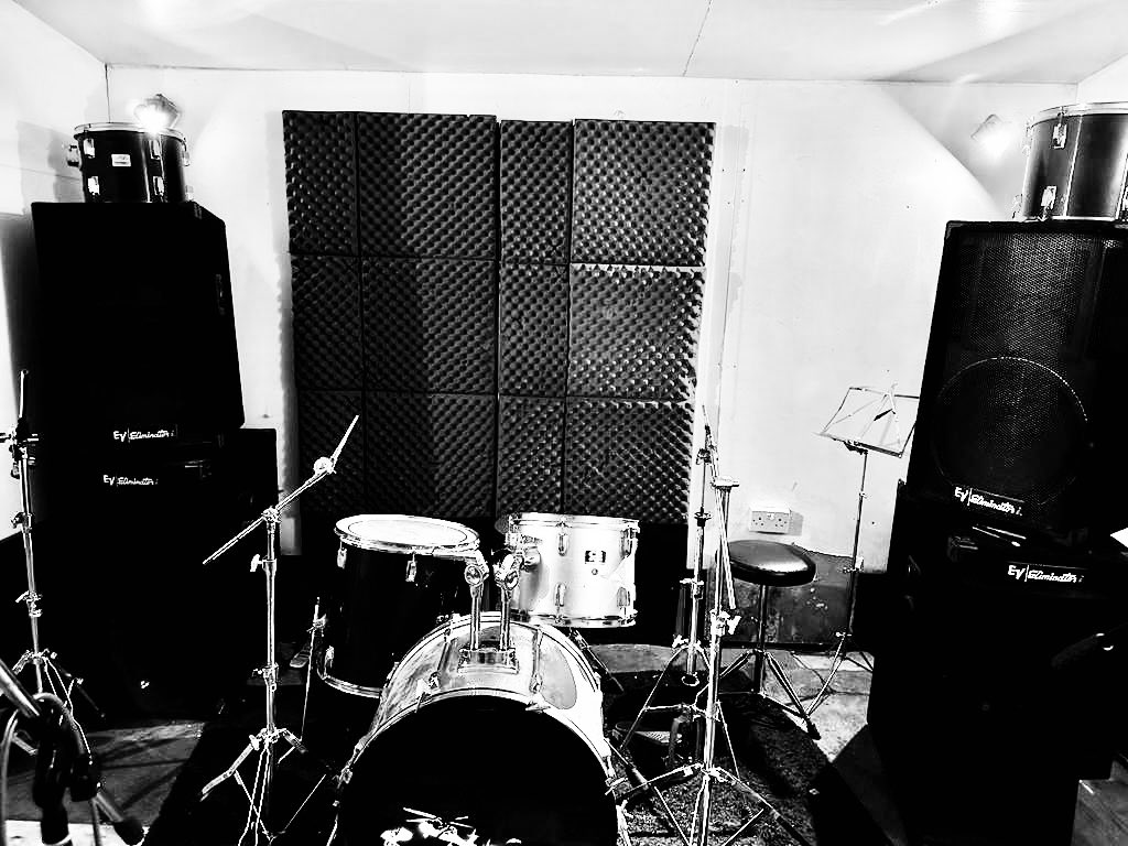 PopstarpartyL's tweet photo. Happy Monday from our #PractiseRoom 2!
Book your #BandRehearsal, #solodrumming, #singing, #musiclessons or more!
All our rooms
Are fully kitted, #soundproofed and #acoustically treated.
Free parking 
Wifi 
Aircon 
02084445054
#rehearsalstudio #rehearsalspace #rehearsalsession https://t.co/2EwP6x0Szc