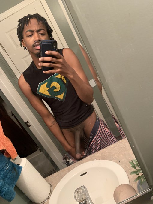 Just woke up finna smoke 🪐🍃 https://t.co/xgYt8mCUks