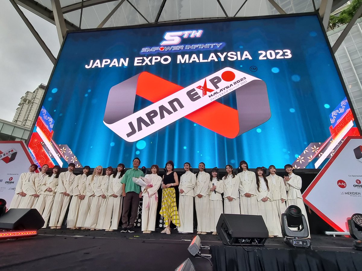 JPNAmbMalaysia's tweet photo. On the second day of #JapanExpoMalaysia2023 , I attended a concert by @sakurazaka46 with my wife. It is their first concert in 🇲🇾 and we are surprised to see such a large crowd coming to see them❗️We hope J-pop continues to attract 🇲🇾 fans. https://t.co/gznr4ko8cp