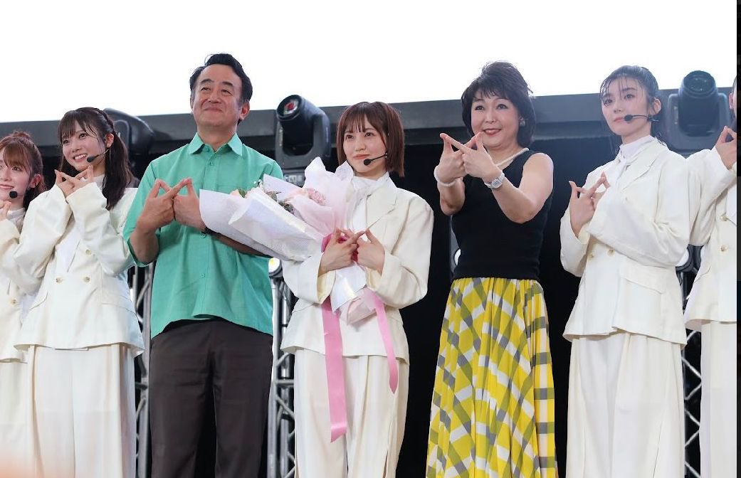 JPNAmbMalaysia's tweet photo. On the second day of #JapanExpoMalaysia2023 , I attended a concert by @sakurazaka46 with my wife. It is their first concert in 🇲🇾 and we are surprised to see such a large crowd coming to see them❗️We hope J-pop continues to attract 🇲🇾 fans. https://t.co/gznr4ko8cp