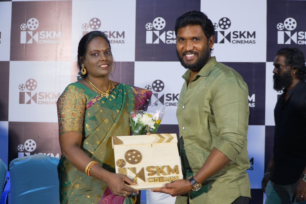 SkmCinemas's tweet photo. Tq for hosting our event mam @kavithajournalist 🤩🥳

#kavithajournalist #kavitha #journalist #skmcinemas #skmakil #skmcinemasofficial #skmcinemasproducer #skmcinemasakil #akilskm #akilskmcinemas #akilactor #akilproducer #producerakil #actorakil https://t.co/xKswIE1HQd