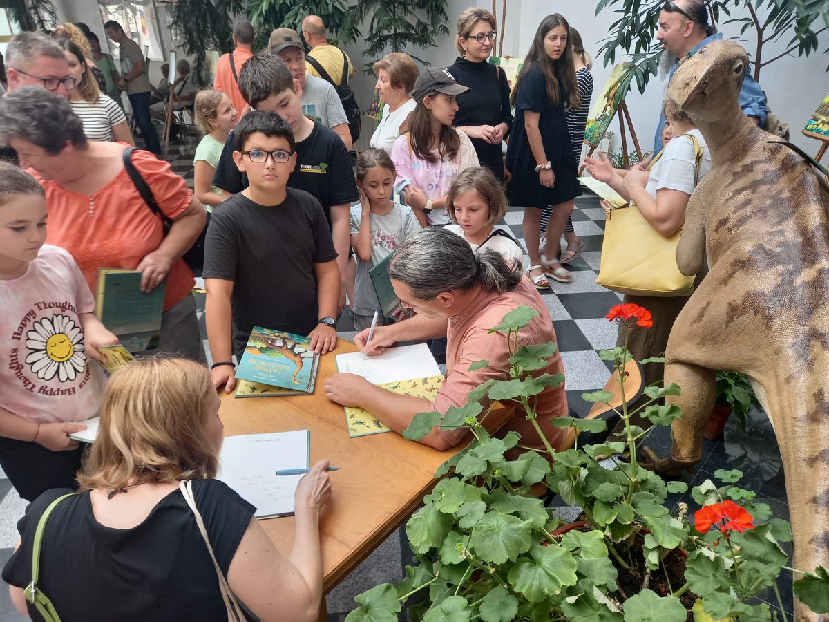 Cartea „𝐔𝐥𝐭𝐢𝐦𝐢𝐢 𝐝𝐢𝐧𝐨𝐳𝐚𝐮𝐫𝐢. 𝐏𝐢𝐭𝐢𝐜𝐢𝐢 𝐬̦𝐢 𝐮𝐫𝐢𝐚𝐬̦𝐢𝐢 𝐝𝐢𝐧 𝐈𝐧𝐬𝐮𝐥𝐚 𝐇𝐚𝐭̦𝐞𝐠”, scrisă de Cristian Ciobanu și ilustrată de Ana Alfianu a fost lansată în Geoparc.
#hateggeoparc #carte #lansare #hateg #ultimiidinozauri #dinozauri  #insulahateg