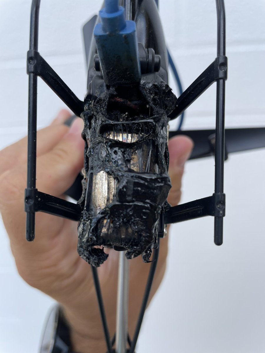 Martin_B_17's tweet image. Hello @Cdiscount, c’est normal que la batterie ait fondu à la charge ? 
#Cdiscount #RueDeLaTechnologie