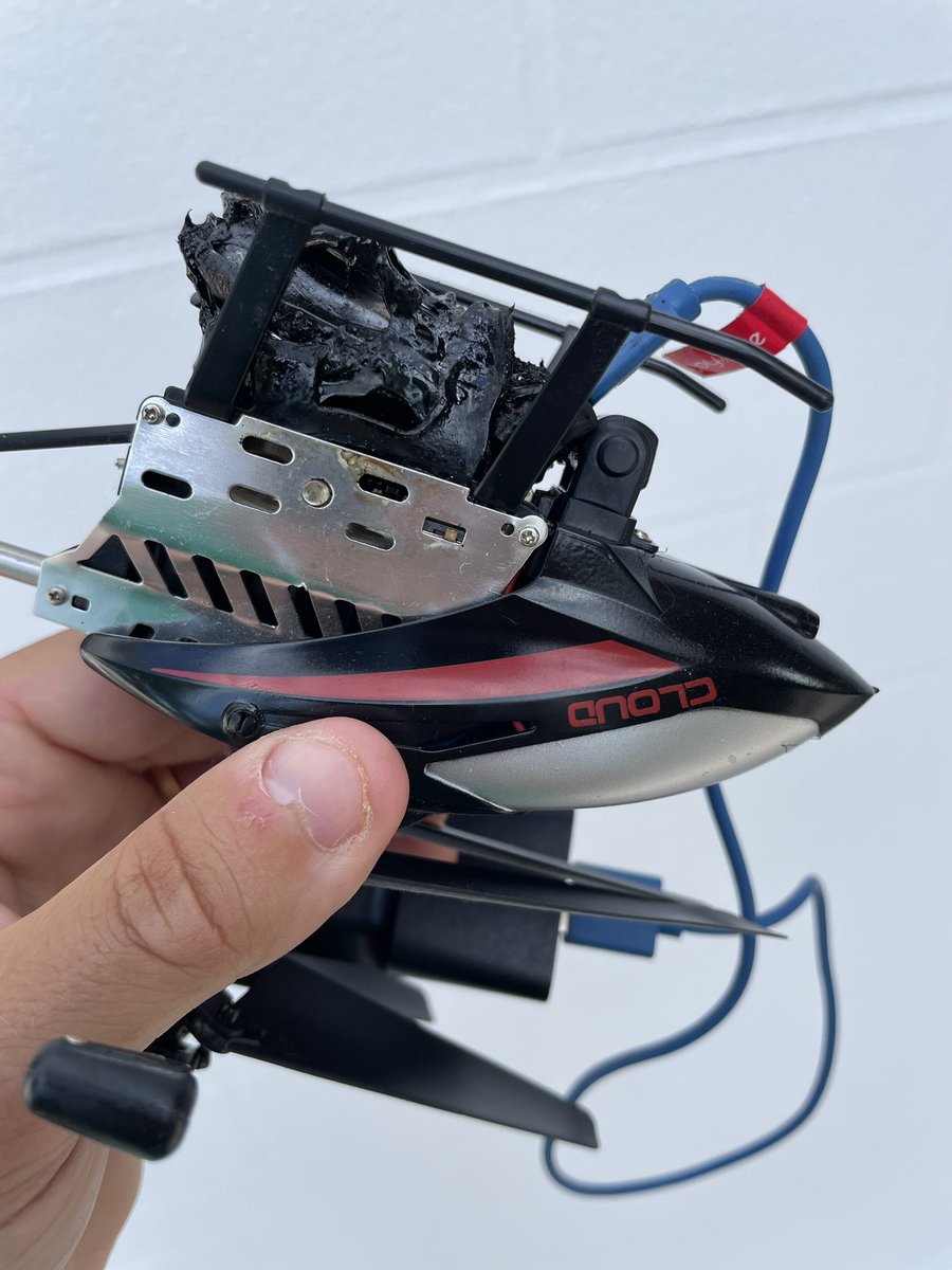 Martin_B_17's tweet image. Hello @Cdiscount, c’est normal que la batterie ait fondu à la charge ? 
#Cdiscount #RueDeLaTechnologie