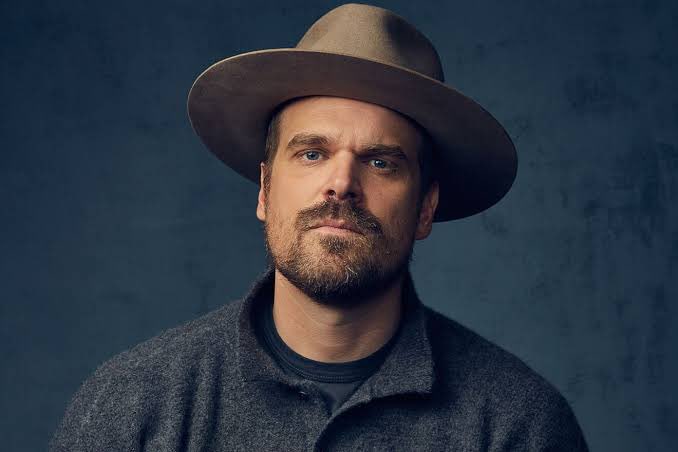 PopCrave's tweet photo. “Seeing her perform for 3 and half hours, it’s like 45 songs! She barely leaves the stage — I don’t know when she pees. It’s ridiculous. She’s a force of nature.”

— David Harbour on Taylor Swift https://t.co/rPn8qBPbmq
