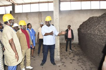 Ikiriho's tweet photo. 💬🔜#Burundi "La transformation de la #tourbe en #charbon sera effective d’ici septembre 2023", annonce du DG de l'Office National de la Tourbe, Isidore Mbayahaga, ce 21 août, en marge d'une visite effectuée par le Président @GeneralNeva à l’#Onatour https://t.co/CA2ld1pOj3