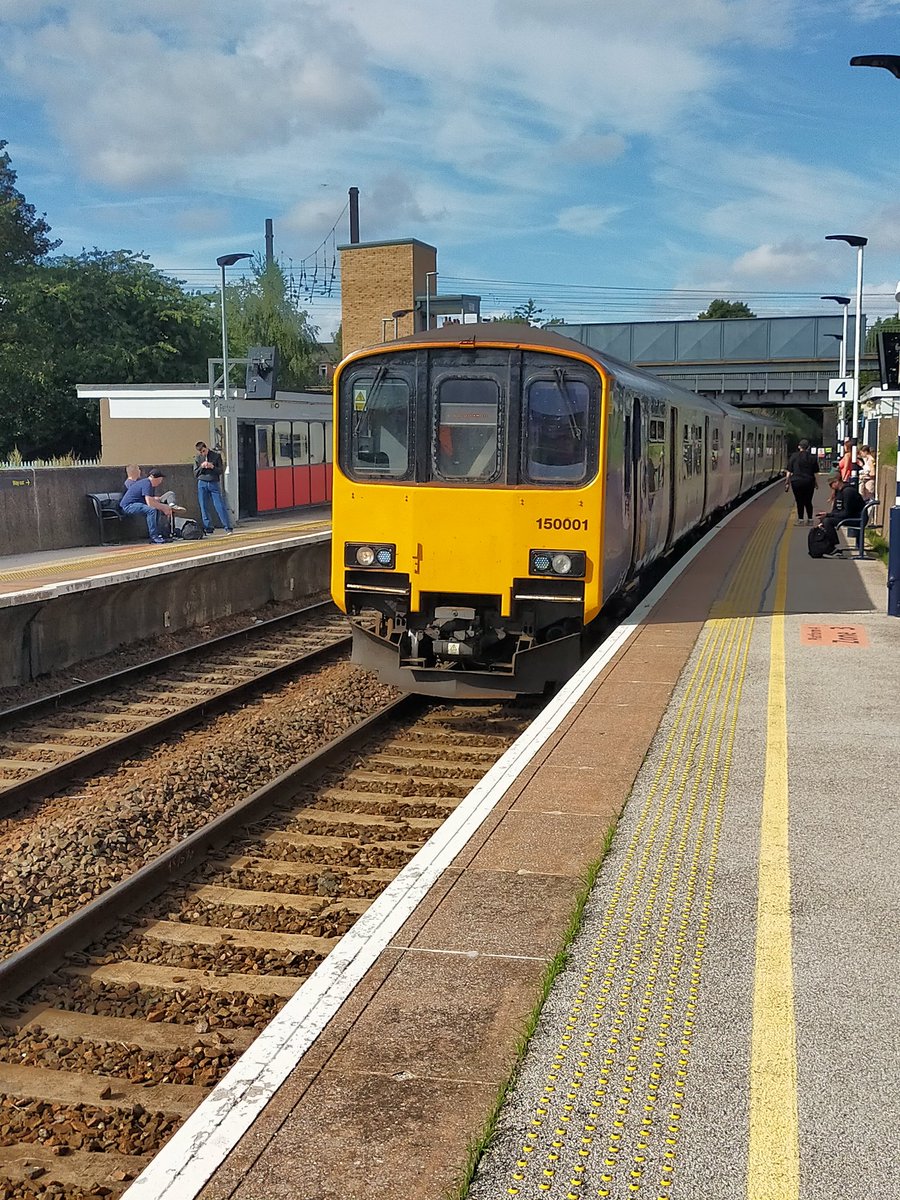 @IBLRG 3 car 150 001 nice & busy at Retford with 2H01 to Cleethorpes #briggline