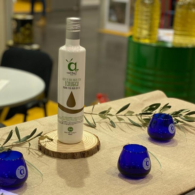 aceitesalbert's tweet photo. ¿Alguna vez te has preguntado por qué los vasos de cata de #AOVE son azules? 🤔🌿 La tonalidad azul oscuro de estos vasos impide que el catador se deje influenciar por el color del aceite, permitiendo que el sabor y aroma sean los verdaderos protagonistas del análisis sensorial. https://t.co/pUG3b7WCcw