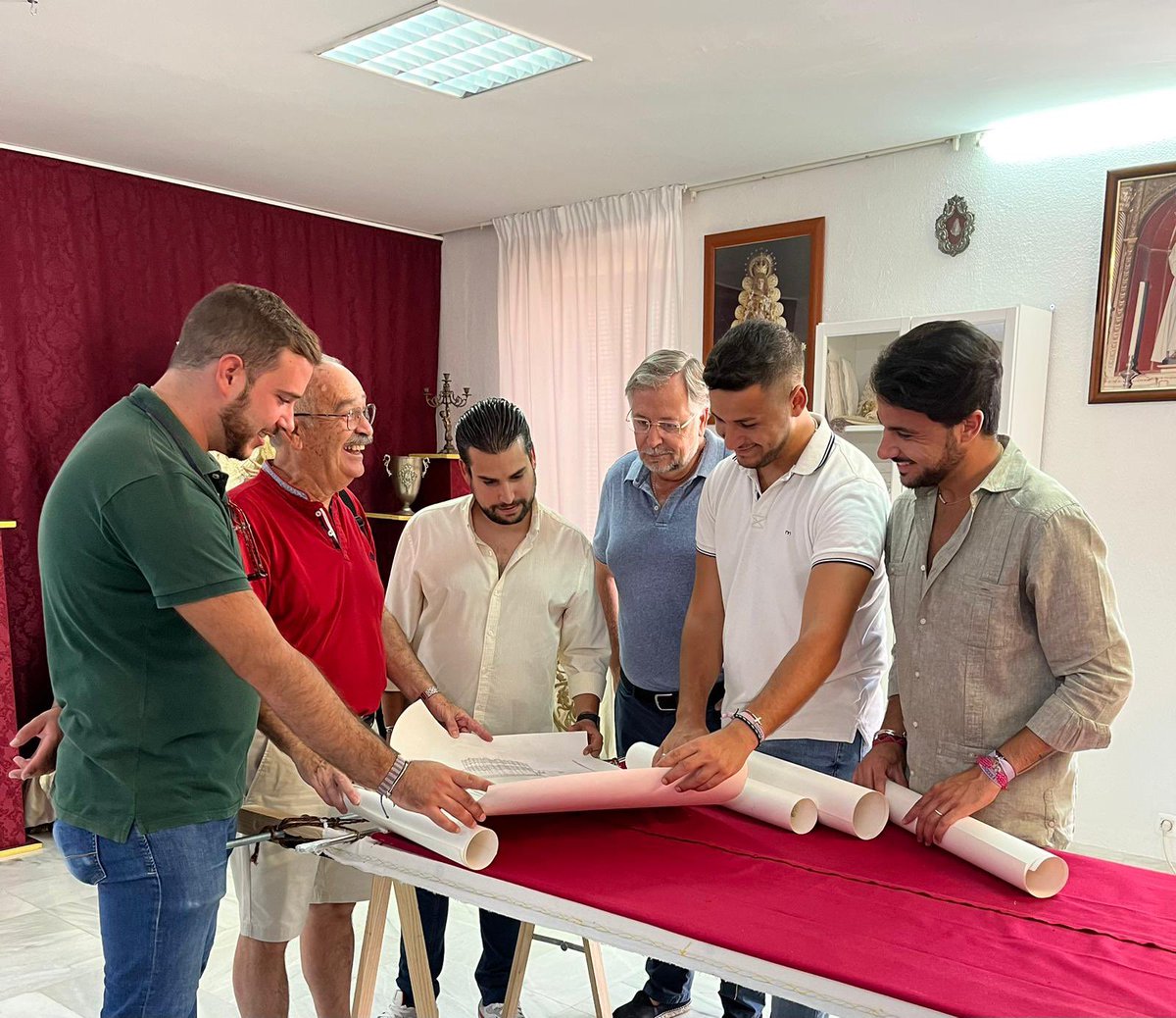RedencionJerez's tweet photo. 🔵COMUNICADO OFICIAL|| El artista Jerezano Don José Segura  confeccionará los nuevos ropajes de las imágenes secundarias,con el fin de enriquecer la escena del paso de Misterio y buscar con estos cambios la anatomía propia de las imágenes dotándolas de mayor realismo sin perder https://t.co/yA5mZPBivM