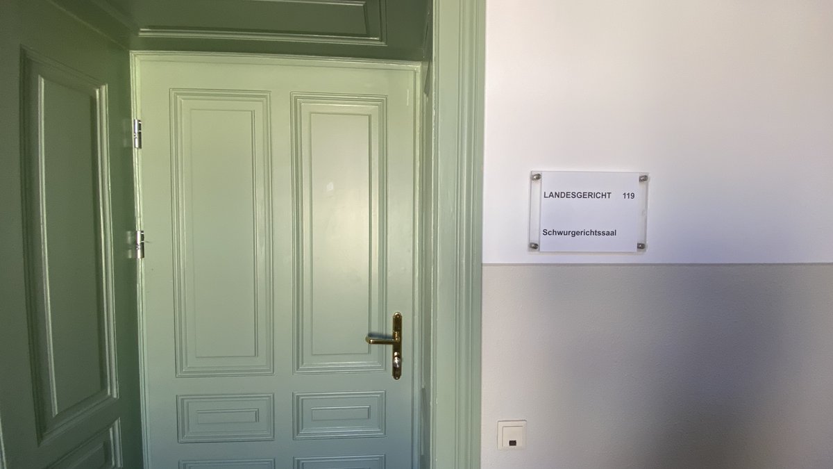 oe1journale's tweet photo. Im Insolvenzverfahren Kika/Leiner hat heute die erste Gläubigerversammlung stattgefunden. Nach der Schließung von 23 Filialen hat das Landesgericht St. Pölten Grünes Licht für die Weiterführung von Kika/Leiner gegeben. @PASihorsch berichtet https://t.co/vzE16Jclfn https://t.co/5yHMdEVsSY