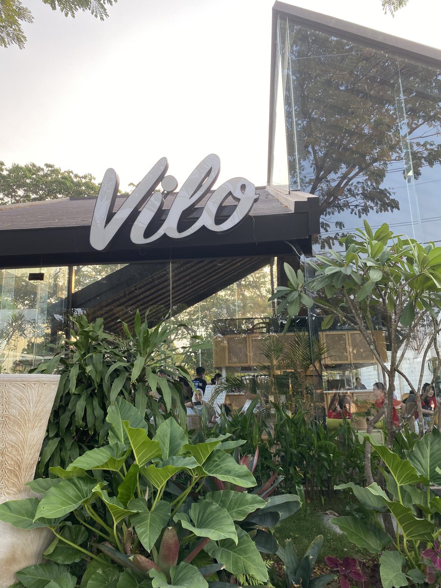 __youres's tweet photo. TEMPAT NONGKI BUAT MAKAN ICE CREAM DI SURABAYA✨👏🏻
agak telat sih baru cobain Vilo yang ada di Surabaya. kemarin2 cobainnya yang di Bali dan sekarang udah ada di Surabayaaa🥹🫶🏻 #cafereview https://t.co/clmoT6Jxrn