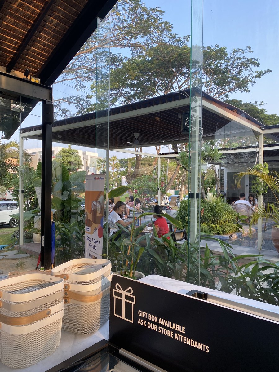 __youres's tweet photo. TEMPAT NONGKI BUAT MAKAN ICE CREAM DI SURABAYA✨👏🏻
agak telat sih baru cobain Vilo yang ada di Surabaya. kemarin2 cobainnya yang di Bali dan sekarang udah ada di Surabayaaa🥹🫶🏻 #cafereview https://t.co/clmoT6Jxrn
