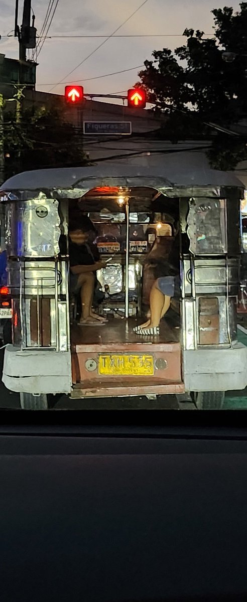 MinnieCooper888's tweet photo. @MMDA @LTOPhilippines NO working tail lights and NO physical lights attached to this jeep on Legarda corner J. Figueroa, Manila‼️ #RoadHazard https://t.co/KoDOurJ5Rl