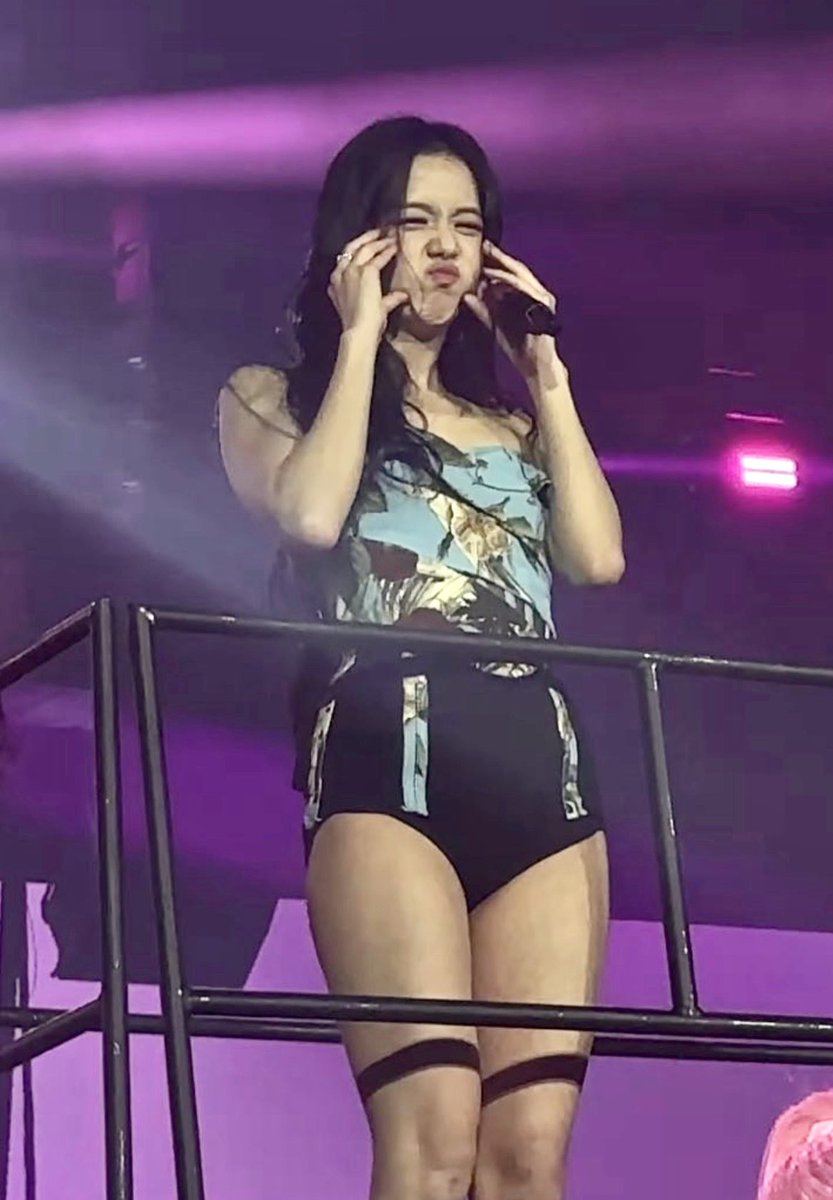 jisoophoric's tweet photo. JISOO IS SO CUTE 😭 https://t.co/OEvCnzMSyt