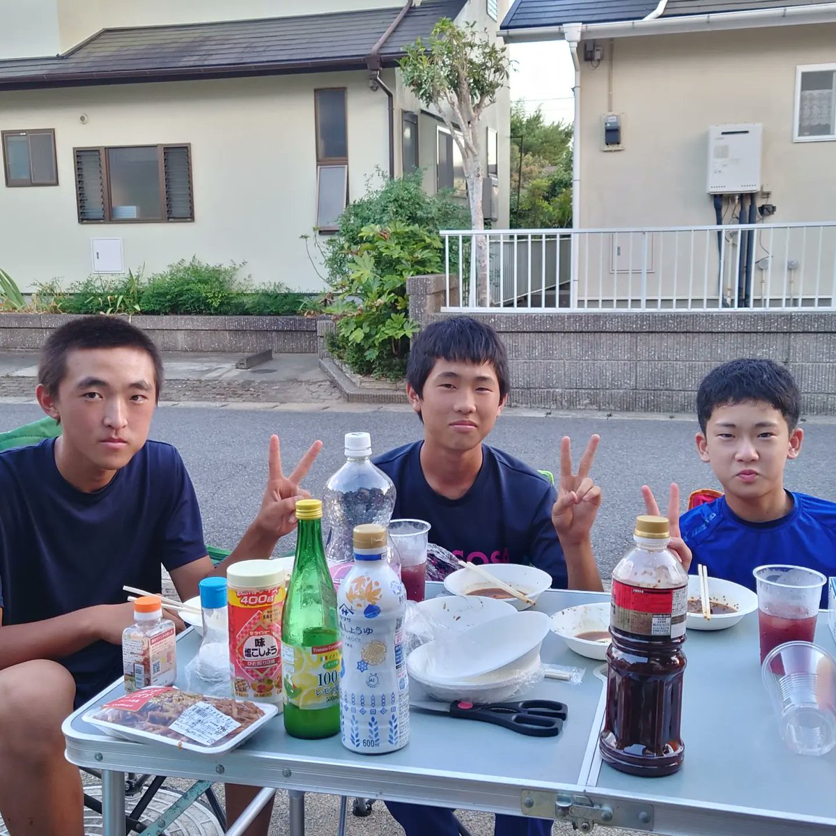 ＢＢＱって外で食べるから美味しいのか？
仲間と食べるから美味しいのか？
両方だな😁
#ＢＢＱ
#仲間
#外
#美味しいの