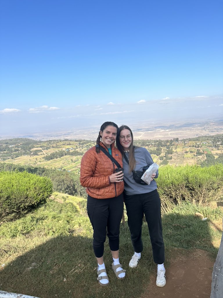 EvaBerankova's tweet photo. Pozdravy z Keni🇰🇪 po čtyřech dnech v Nairobi, které byly dosti výživné jsme se přesunuli směr náš cíl Nanyuki, kde bude probíhat i naše práce na projektu. Po cestě jsme navštívili Rift Valley View Point, Lake Naivasha, Equator a Thomsons Falls. Více o našem projektu zase příště:) https://t.co/wUGIRYFAwi
