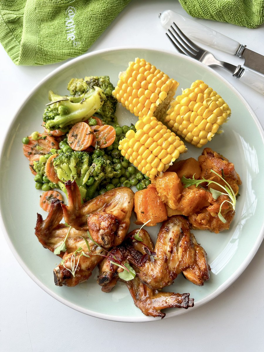 _theeats's tweet photo. Lunch time fabulous 🍱
A reminder to eat your veggies 🥦🥕🫛 
I added basil pesto on veggies &amp; please hear me out, a combo I never knew I needed in my life 🥹😍😋
Vegetables &amp; meat, the hill I’m dying on 😍😍😋
@_theeats https://t.co/zHOuNXQ1Bp