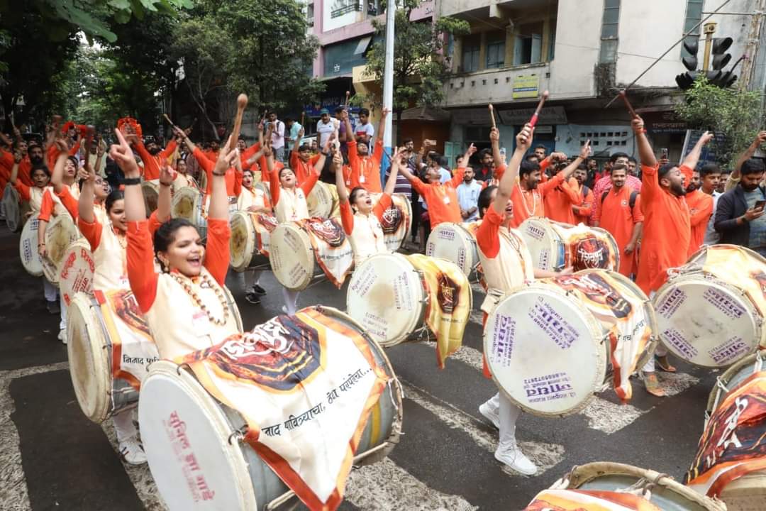 PuneCityLife's tweet photo. केसरी गणेशोत्सव २०२३ - टिळक पंचांगानुसार केसरीवाड्यात गणरायचे आगमन.

टिळक आणि दाते पंचांग: 

दाते पंचांगाप्रमाणे चित्रेच्या तार्‍यापासून बरोबर १८० अंशावर सूर्य आला की नव्या वर्षाची कालगणना सुरू होते. टिळक पंचांगाप्रमाणे हीच कालगणना सूर्य झीटा पिशियम तार्‍याजवळ आला की सुरू होते. या दोन्ही स्थानांमधे ४ ते ५ अंशाचा फरक असल्याने टिळक पंचांग व दाते पंचांग यात काही दिवसांचा फरक पडतो.

पारंपरिक ज्ञानाची तुलना आधुनिक गणिताचा अभ्यास करून आलेल्या आणि नवीन साधने वापरून प्राप्त केलेल्या निरीक्षणांशी केली जाऊ लागली आणि त्यातून टिळक पंचांग उदयास आले. 

टिळक पंचांग हे प्रामुख्याने रत्नागिरी जिल्ह्यात वापरले जाते. #Pune