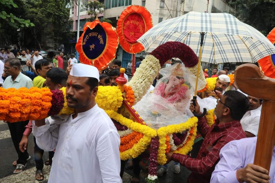PuneCityLife's tweet photo. केसरी गणेशोत्सव २०२३ - टिळक पंचांगानुसार केसरीवाड्यात गणरायचे आगमन.

टिळक आणि दाते पंचांग: 

दाते पंचांगाप्रमाणे चित्रेच्या तार्‍यापासून बरोबर १८० अंशावर सूर्य आला की नव्या वर्षाची कालगणना सुरू होते. टिळक पंचांगाप्रमाणे हीच कालगणना सूर्य झीटा पिशियम तार्‍याजवळ आला की सुरू होते. या दोन्ही स्थानांमधे ४ ते ५ अंशाचा फरक असल्याने टिळक पंचांग व दाते पंचांग यात काही दिवसांचा फरक पडतो.

पारंपरिक ज्ञानाची तुलना आधुनिक गणिताचा अभ्यास करून आलेल्या आणि नवीन साधने वापरून प्राप्त केलेल्या निरीक्षणांशी केली जाऊ लागली आणि त्यातून टिळक पंचांग उदयास आले. 

टिळक पंचांग हे प्रामुख्याने रत्नागिरी जिल्ह्यात वापरले जाते. #Pune