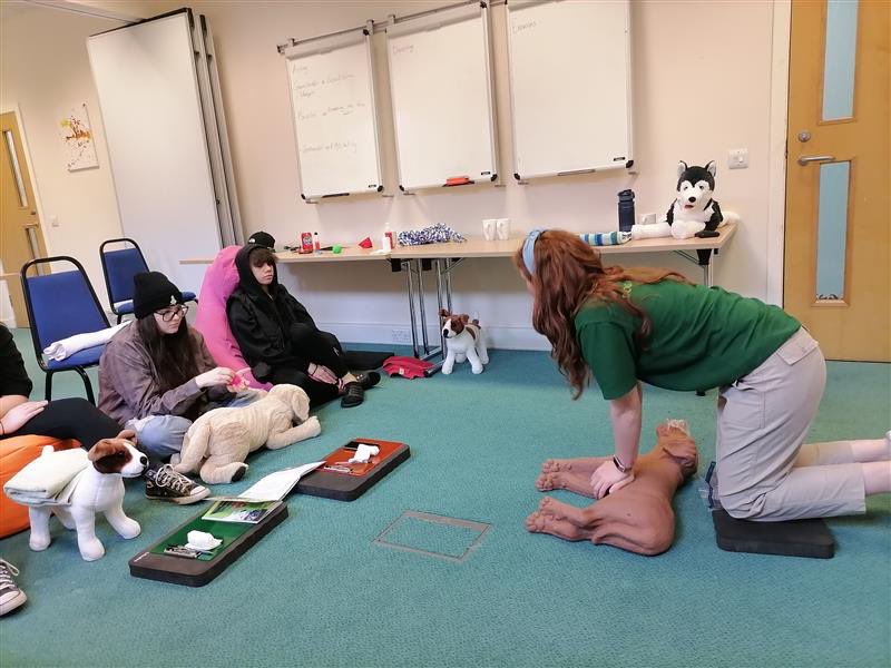 EdinDogCatHome's tweet image. Our #DogFirstAid team had an amazing time last week at the @bridgespro1 , teaching a private group. It's always great to share our knowledge and help keep our furry friends safe! 🐶 
 
For more information or to book your course, visit: edch.org.uk/services/dog-f… 🐾