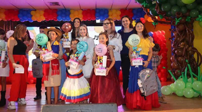 Anuncian ganadoras del Festival Musical Falcón Suena en Vacaciones

#ConversaítoConMaduro

vtv.gob.ve/anuncian-ganad…