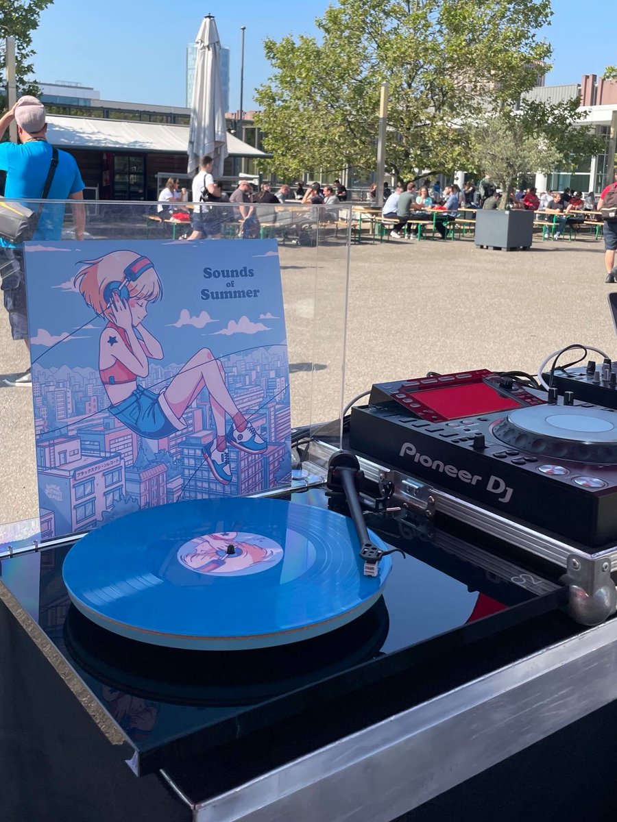 blackscreenrec's tweet image. Hey @devcom_global 👋 If you need a short break from all the fantastic panels and talks, come visit the Black Screen crew on the piazza today and tomorrow. Jasmin &amp;amp; Christian are going to play some indie jams and VGM hits for you 🎶☀️ #devcom #gamescom2023