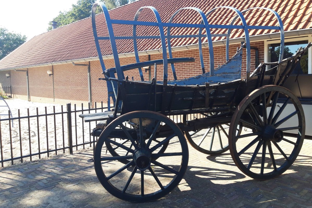 jrlangenhof's tweet photo. Gezien op vakantiepark in #Miste #Winterswijk:
een mooie kleedwagen zonder kleed uit 1942. https://t.co/Sk2krKOpJW