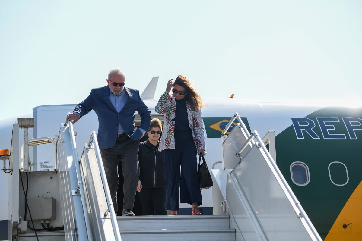 DIRCO_ZA's tweet photo. #BRAZILInSA | The President of the Federative Republic of #Brazil, H.E Mr Luiz Inácio Lula da Silva, arrives at @ortambo_int, received by @DIRCO_ZA Minister, Dr Naledi Pandor.
#BRICS
#BRICSza🇿🇦 https://t.co/ipD3rQzEva