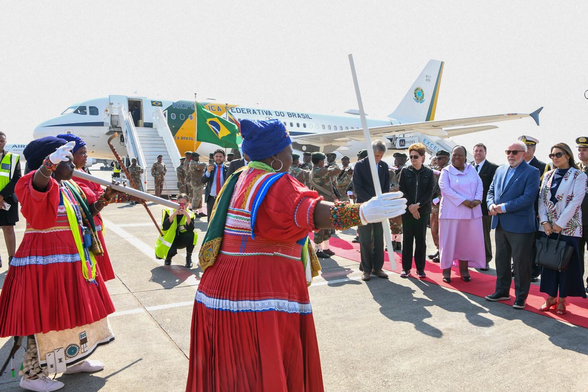 DIRCO_ZA's tweet photo. #BRAZILInSA | The President of the Federative Republic of #Brazil, H.E Mr Luiz Inácio Lula da Silva, arrives at @ortambo_int, received by @DIRCO_ZA Minister, Dr Naledi Pandor.
#BRICS
#BRICSza🇿🇦 https://t.co/ipD3rQzEva