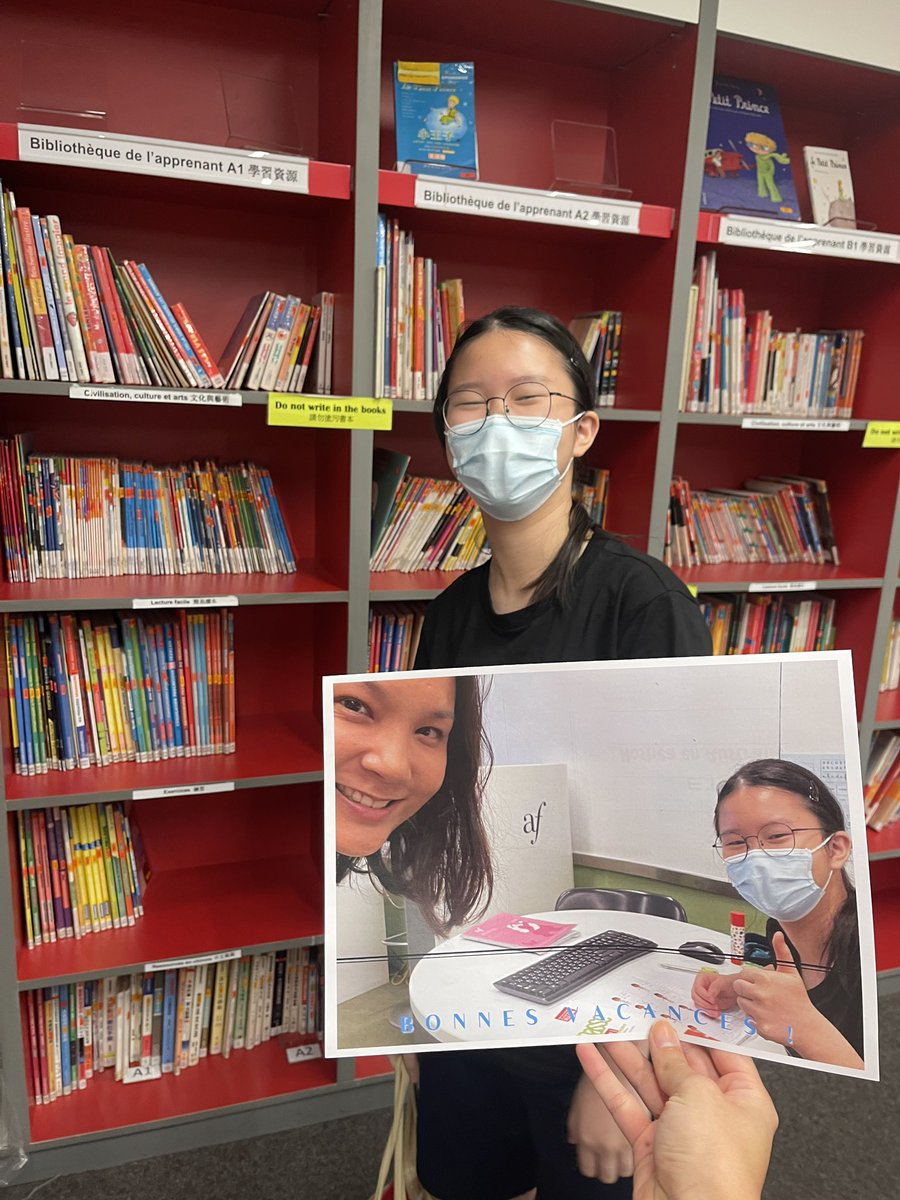 celine_chane's tweet photo. Quand la classe se transforme en cours privé pour cause de vacances d’été … on écrit une carte postale à nos petits camarades 🤭 
#learnfrench #flehk #afhk @afhongkong https://t.co/odhFs3O7xR
