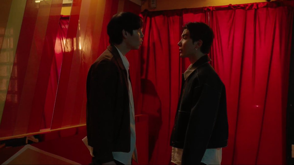 Jubphitnang's tweet photo. อีกสิ่งที่ชอบใน #OnlyFriendsSeriesEP2 นอกจากความสัมพันธ์ เรายังชอบการวาง BG ตัวละครด้วย

1 ในนั้นคือ "แซน" ที่ต้นทุนชีวิตไม่ได้สูง ต้องทำงานและส่งตัวเองเรียนไปพร้อม ๆ กัน พาร์ตนึงเขาเป็นนักดนตรีกลางคืน ส่วนอีกพาร์ตเขาขายเหล้าบ๊วย แบบหลบ ๆ ซ่อน ๆ ด้วยที่กฎหมายบ้านเรายังไม่มีสุราเสรี