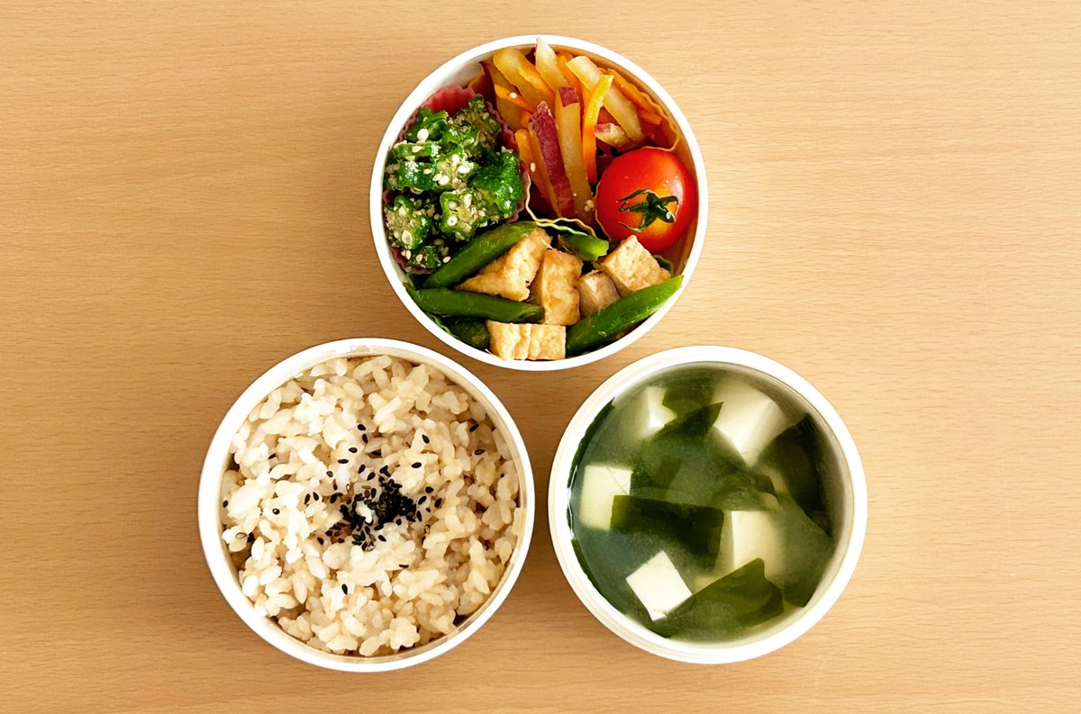 maple_vg's tweet photo. 今日の菜食弁当
・玄米ご飯
・厚揚げといんげんの生姜焼き
・人参とさつまいものきんぴら
・オクラの胡麻和え
・豆腐とわかめのお味噌汁
#vegan #glutenfree https://t.co/4HeYx6lLUI