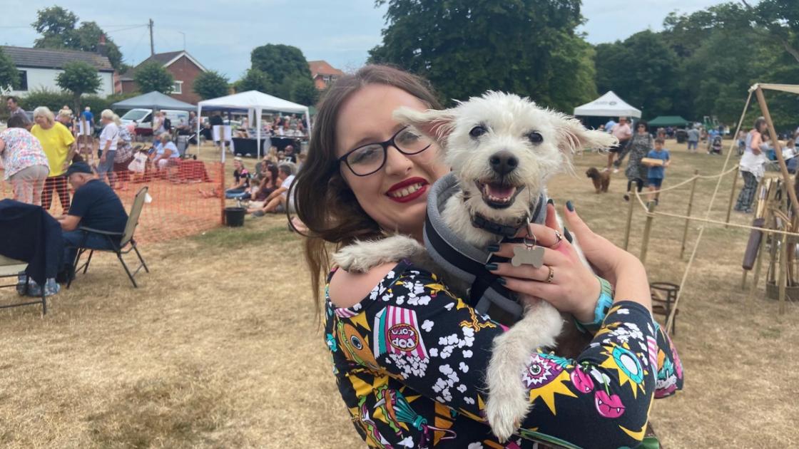 Whirring chainsaws, Bollywood dancers and clog dancers will be entertaining families at a village's bank holiday summer fete. greatyarmouthmercury.co.uk/news/23736128.…