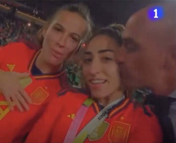 MichaelEmilio_'s tweet photo. Luis Rubiales, the literal PRESIDENT
of RFEF having no issue with kissing
Jenni Hermoso on the lips during the
medal ceremony — and then kissing
match-winner Olga straight after…?

Afterwards on Instagram live Jenni
even said: “I didn’t like that”, before
one of the staff in the background is
heard asking “Did he use tongue?”

This federation is actually rotten.