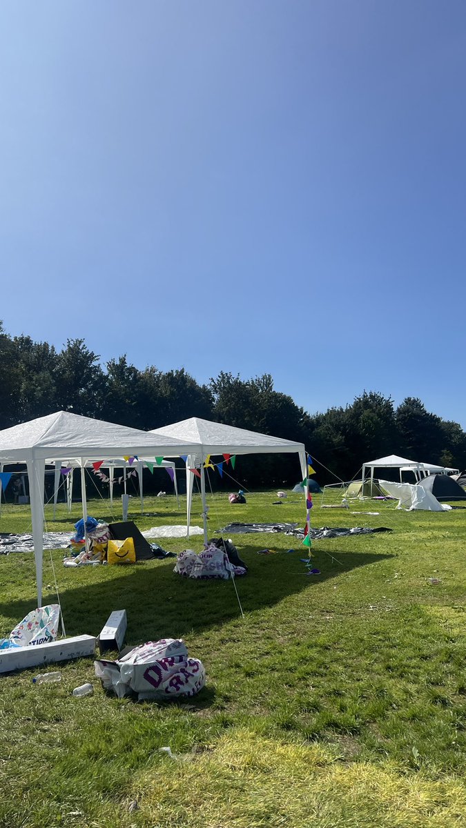 1000 achtergelaten witte partytenten op de lowlands campings maar wel allemaal aan de havercappu hoor