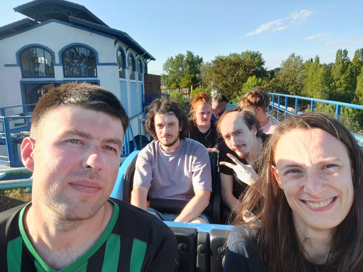 LaureLG97's tweet photo. Weekend de fou avec la Drift Riders au parc Astérix. Peut-être qu'on ne joue plus à Mario kart, mais on est resté ami. Vraiment les plus belles rencontres que j'ai faites sur ce jeu ❤️ https://t.co/xDlkDxYPVM