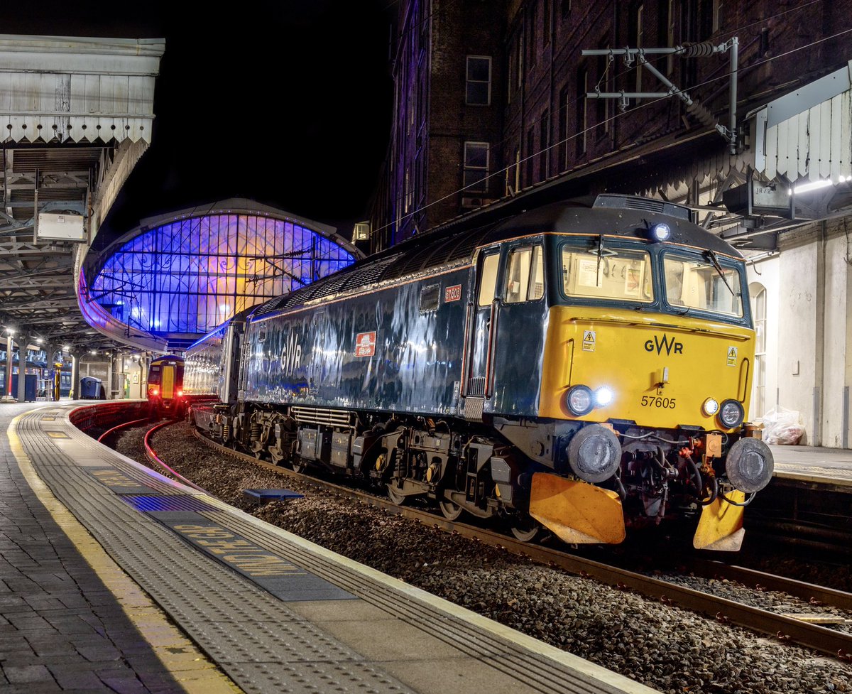 The Night Riviera, London Paddington. 📸 🌃
57605 'Totnes Castle’ gets ready to depart West with the 23:45 departure to Penzance. 15th August 2023. @GWRHelp 

⭐️ Print Store ➡️🏞🚂etsy.com/uk/shop/Railwa…

#class57 #gwr #london #londonpaddington